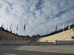 【アテネ競技場 （パナシナイコ・スタジアム)／
 Panathenaic Staduim】

１８９６年に第１回近代オリンピックが開催された競技場です。

紀元前３２９年に建設され、紀元前２５０年に改築
紀元前１３１年に大理石によって再建され、
１８９５年に翌年に開催される近代オリンピックのために
修復されています。

紀元前って暦の単位がもう桁違い！！