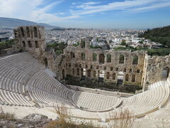 【イロド・アティコス音楽堂 ／Odeon of Herodes】 

舞台の幅は左右約３５m、観客席は３２段あって６０００人を収容できるローマ様式の音楽堂になります。