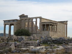 【パルテノン神殿】の向かい側には【エレクティオン神殿】が建っています。

紀元前５世紀末に完成したイオニア式建築の代表作。