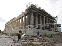 どーん！！【パルテノン神殿】です。

こちら側からはハシゴや足場がまる見え。
進行中の修復作業を見るには最適ですね。

古代ではどうやって積み重ねていったのだろうか。。。