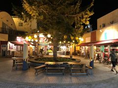 1日目
時刻はＰＭ7時頃
夜の散策に出掛けました。
ホテルを出てすぐの所にあるパサージュ広場
飲食店が多少営業しています。

ＨＰ
http://passage-aomori.net/