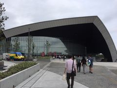 「武蔵野の森 総合スポーツプラザ」。

2017年11月25日に完成した施設で、メインアリーナ、サブアリーナ、プールが備えられています。
２０２０東京五輪では、バドミントンの会場として使用されます。
