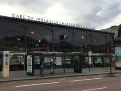 ☆Gare de Versaille charteau Rive Gauche☆

翌日はあさからベルサイユ宮殿へ

ベルサイユ宮殿

ルイ王朝の栄華を象徴する壮麗な王宮

メトロ8号Invaliedesg下車　PERC線で行き先コードVICK乗車31分（11駅）でGa

re de Versaille charteau Rive Gauche駅到着。

とにかく広いです。まず入場のためにかなり並びます。

入場チケットは日本でミュージアムパスを購入していきました。

