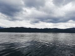 ちょっと曇りかな。
空と湖面のコントラストが私好みです。

十和田湖の水は綺麗だと聞いてはいましたが本当に綺麗です。全て湧き水なのでとても綺麗なんだそうですよ。納得。

それにしても軍用ボートの疾走感はハンパありません！めちゃくちゃきもちぃ～っ！キャプテンからスマホを落とさないように気をつけてと言われているので、キャプテンが周囲の説明をするためにスピードを緩めた時のみ撮影。