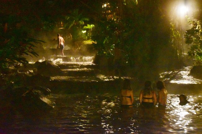 いくつもの流れがあって、段差の滝もあって、あちこち入ってみます。<br /><br />水しぶきと濡れた手と夜間というハンデと戦いながら、遠慮しつつ大急ぎで撮影。