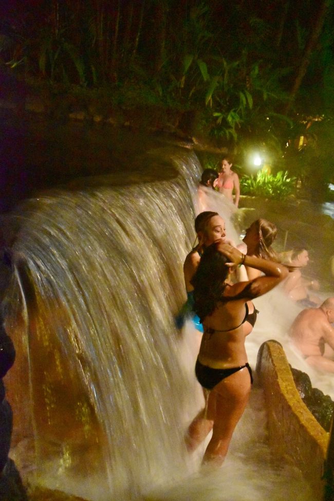 ここはまさに滝行。<br />なのにお湯！<br />滝に打たれている流れの中に空間が出来ていて、そこにも人がいます。