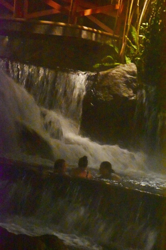 上に行けば行くほど、流れは激しく、流されたり足をとられそうになる。<br />サンダルも脱げて流される。