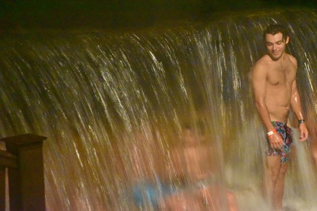 滝の中にも人が座っているのが見えるでしょ。