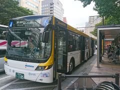 小倉駅から高速バスなかたに号で天神へ。三越でお昼ご飯を買う予定でしたが、バスが遅延したため、そのまま博多港行きのバスへ。博多港行きのバスはBRT（写真）です。