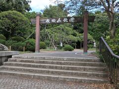 参拝を済ませた後は境内にある「成田山公園」を散策しました。
紅葉の時期に訪れてみたい公園です。

成田山の境内には、東京ドーム約3.5個分 (16万5000m?)にも及ぶ広大な公園が整備されています。公園は仏教の生きとし生けるものすべての生命を尊ぶという思想が組み入れられ、不殺生を表す尊い生命をはぐくむ場となっております。また、公園内各所には松尾芭蕉や高浜虚子など著名な文人たちの句碑があり、先人の足跡を感じることができます。（説明文より）
