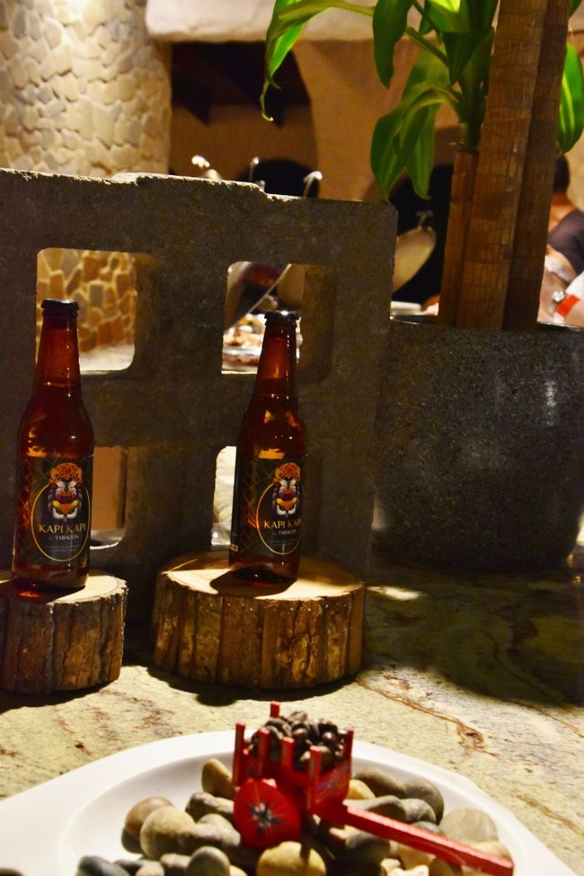 飾りつけもおしゃれでセンス良い。<br />手前の小さい赤いのは、コーヒー農園で昔使っていた荷車のミニチュアのようです。