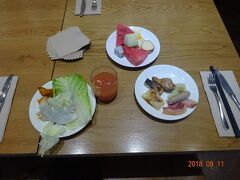 　ホテルで朝食をとりました。