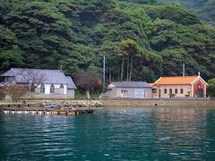 08：50頃福江港を発ち、海上タクシーで09：10頃久賀島の旧五輪教会近くの小さな船着場に到着しました。
左側のグレーの屋根の建物が旧五輪教会、右側のオレンジ色の屋根の建物が五輪教会です。