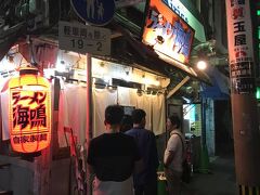 いったんホテルへ戻り、ホテルスタッフに地元の人が行くとんこつラーメン店を教えてもらいました。中州の中にありホテルから徒歩5分でした。
人気店らしくすでに先客が並んで待っていました。