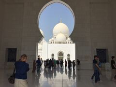 靴を脱いで観光。
新しいモスクでありがたみはないけど、とにかく美の極致という感じ。

