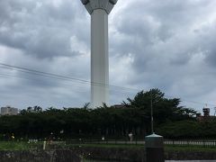 まず五稜郭タワーへ！

1階にはギフトショップがあり、早速北海道土産を物色。

展望料金を支払いタワーに昇りますが、窓口で先ほど購入した乗車券を見せるとオリジナルポストカードをもらえます。