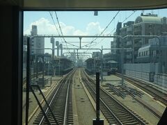 鶴ヶ丘駅通過。
ちょっと配線が違うけど、武蔵小金井駅みたい。
（武蔵小金井駅は、外側が本線、内側が側線です）
