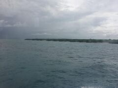 石垣島離島ターミナルから高速船に乗って小浜島に向かいます。
空には怪しい雲が、今日も雨かなあ・・・