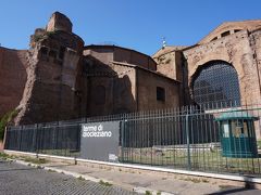 まずはサンタ・マリア・デリ・アンジェリ・エ・デイ・マルティーリ教会に行きました。
古代のディオクレティアヌスの浴場（306年建設）跡を利用して作られているので、外見はパッと見、教会には見えないです。