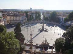２度目のローマでは、ポポロ広場を上から見てみます。
ポポロ広場の脇の階段を上がって、ピンチョの丘に登ります。
眼下にオベリスクがそびえ、遠くにヴァチカンのクーポラも見えます。
