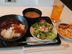 出発の時間まで成田国際空港のJALのサクララウンジで食事タイムです。
去年までファーストラウンジ行けたけど、JAL便を余り利用してなかったので…。
寿司が食べたかったです・・・。
