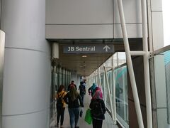 手続きを終えて、マレーシアのジョホールバルに入国しました。
バス停や商業施設が繋がっています。