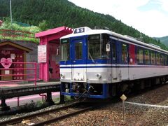 智頭から上郡行きの列車に乗って、今回の旅の目的地である宮本武蔵へ向かいます。恋山形では特急列車の通過待ちで7分停車するため、駅を出てみました。