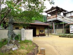 恋山形から30分で到着した宮本武蔵駅は片面ホームの高架駅。大原の中心地から外れた集落に建つ駅で、利用者は少ないようです。駅前には小さいころの宮本武蔵の像が設置されていました。