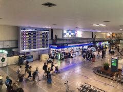 6時間ほどで、バンコクのドンムアン空港に到着

入国審査後、荷物を受け取り出口へ向かいます。