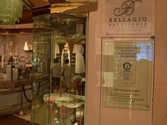 2005年、ベラージオホテル内に、フランス出身のジャン・フィリップがオープンしたチョコレートショップ、2009年にアリアの開業とともに２号店をオープンしています

ガラスの受け皿に流れ落ちるチョコレート。
ダーク、ミルク、ホワイトなど本物の生チョコなのです～　これは、約１ｔのチョコレート、世界最大でギネス認定されてるチョコレートファウンテン
