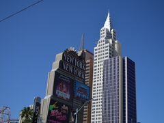 ホテルのNewYorkNewYork。自由の女神やエンパイアステートビル等、ニューヨークの町並みを模倣したホテル。
富士急ハイランドのフジヤマを作った日本のデザイナーの製作による、ツイストを繰り返す絶叫マシーンの”マンハッタンエクスプレス“というマンハッタンのイエローキャブをモチーフにしたジェットコースター。
私は、ジェットコースター苦手だから、乗りませんけどね～
館内では、ニューヨークの町並みが再現され、落書きされたゴミ箱、デリ等、ニューヨークの雰囲気を感じることができます