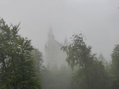 暫く坂を下ると、霧の中に城が見えてきました。これはこれで幻想的？