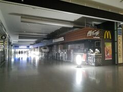 マクドナルドはターミナルビルの北側にあるためか、
こちらも閉店していました。
電気がないので、行灯で明かりをとっています。
