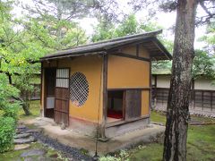 先ほどの入場券で、近くの茶室も見学出来申した。
幾つかの茶室があり、実際にお茶とお菓子を戴く事が出来申す。
これは当然別料金ですな。
にじり口のある茶室が、とても風流にござる。