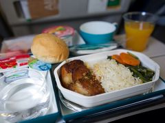 行きは成田発バンコク経由でコロンボ入り。（バンコクで1泊）
写真はバンコク→コロンボで初めて乗ったスリランカ航空の機内食。
スリランカ料理を期待してましたが、タイ料理でした。
とても美味しかったので、文句は言いません。

後からスリランカ名物のセイロンティーを頂きました。

ちなみにスリランカ航空、結構いいです。