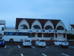上五島空港でシャトルバスに乗り換えます。