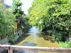 高瀬川の流れも、いつ見ても絵になるなぁ♪
でも、相変わらずLOVELOVEフォトを撮っているアジア系カップルの多いこと。
ウェディングフォトのため、なかなか動かないし、観光客的には迷惑だよねー
もう少し他者のことも考えて商売してほしいなぁ。