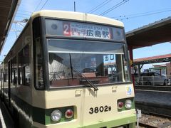 広島駅からは、広島電鉄で宮島へ向かいました。
途中まで車と一緒なのでかなり時間がかかりました。
1時間以上かかり疲れた～。