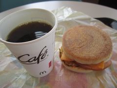 　朝食はホテルからもらったマクドナルド200円分の食事券にキャッシュを足して、簡単に朝マック。