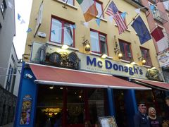 Mc Donagh’s

店内は2つに分かれていて、左側はフィッシュ＆チップスのお店で行列＆満席
左側はフィッシュ・レストラなっていて、こっちはすぐ入れるというのでこっちで