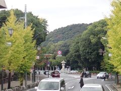 バスで移動して橿原神宮の前までやって来ました。
参拝したい方がここで降りて行かれました。
一瞬降りようかと迷いましたが、バスでこのまま奈良市内まで帰るのが楽なので、橿原神宮さんへの参拝はまた次回にさせていただきます。