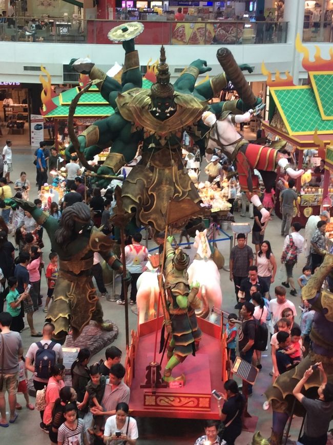 インペリアルサムローンショッピングセンターで食事する。<br />