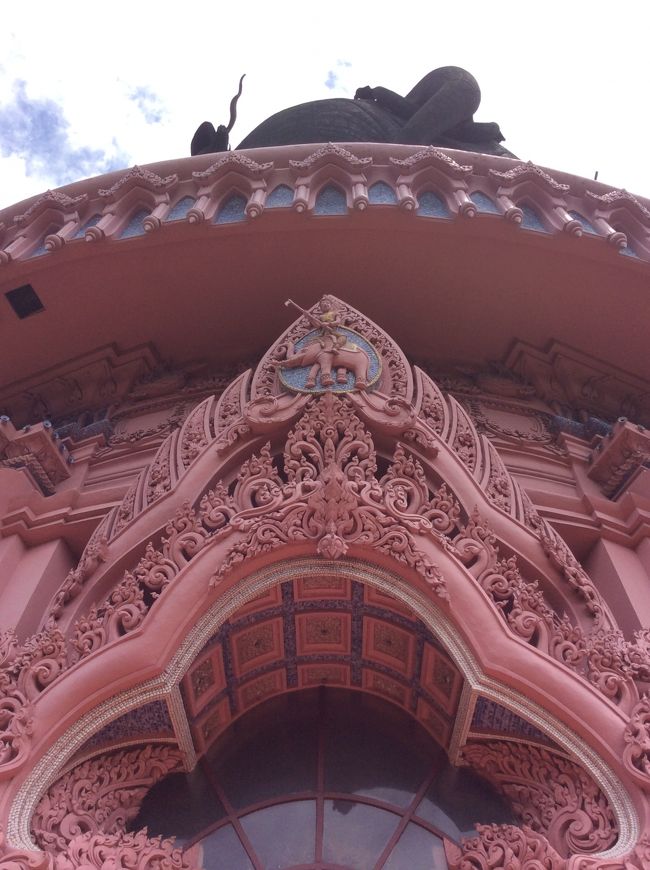 エントランス庇です。細工が綺麗です。