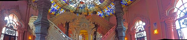 途中まで階段で上り、踊り場でそのまま階段で上るかエレベーターで上がるかを選べます。