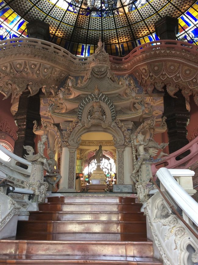 階段途中の祭壇です。