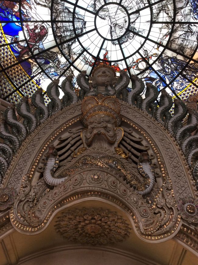 見上げると綺麗な天井画が見えます。