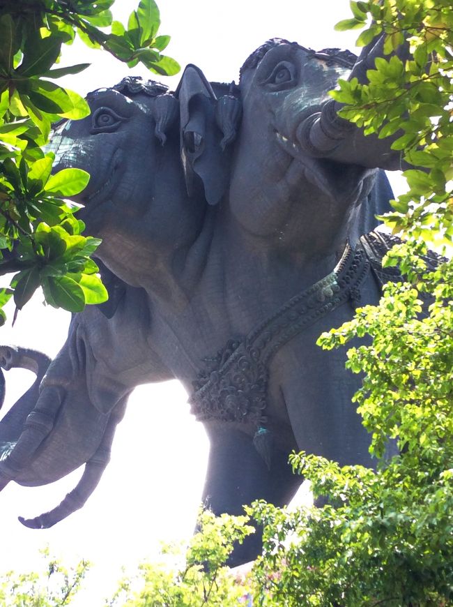 庭園を廻ります。象の像が大きいです。