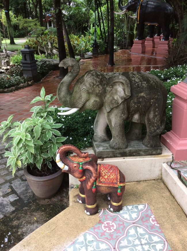 庭園を廻ります。