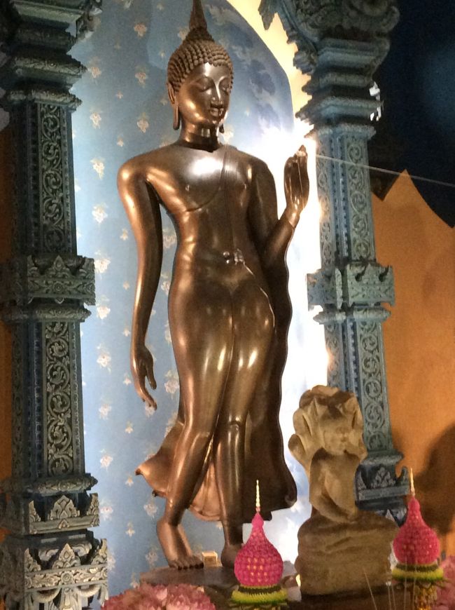 入り口付近の仏像です。仏陀遊行像「ウォーキングブッダ」の名の通り、右足のかかとをすっと上げて、軽やかに歩みを進めています。この姿は、天に昇ったブッダが、地上へ降りてくる場面を表していると考えられています。