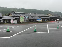 13：00　夢大吊橋到着（中村エリア側）

ちょっと小雨が降っているので、事前に１００均で購入したポンチョを着る。
ここの橋の上は傘は使えません。
持って来ていない人は売店で購入できますが・・・。

大吊橋にはココの他に対岸の北方ゲートからも渡れます。
観光客が多い日には、北方ゲートの方が良いみたいです。

入場券￥５００（１人）を払い橋へ。